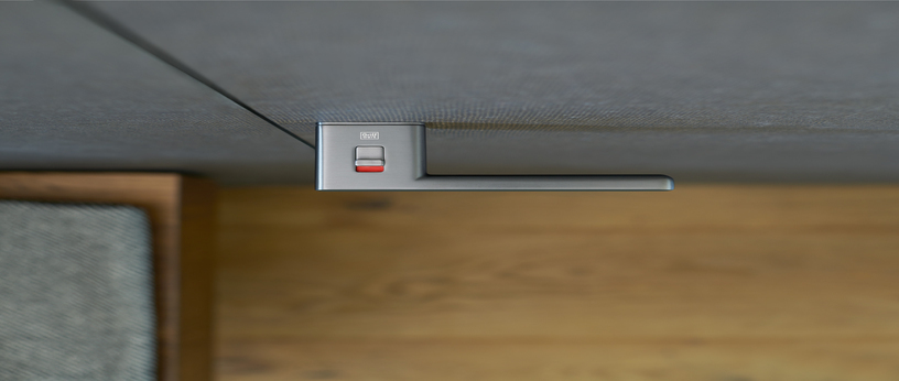 Türgriff R8 One mit Smart2Lock-System und rotem Statusanzeiger, montiert an einer grau bezogenen Tür über Holzboden.